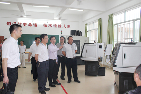 陸豐市相關領導在陳董的帶領下參觀實訓基地